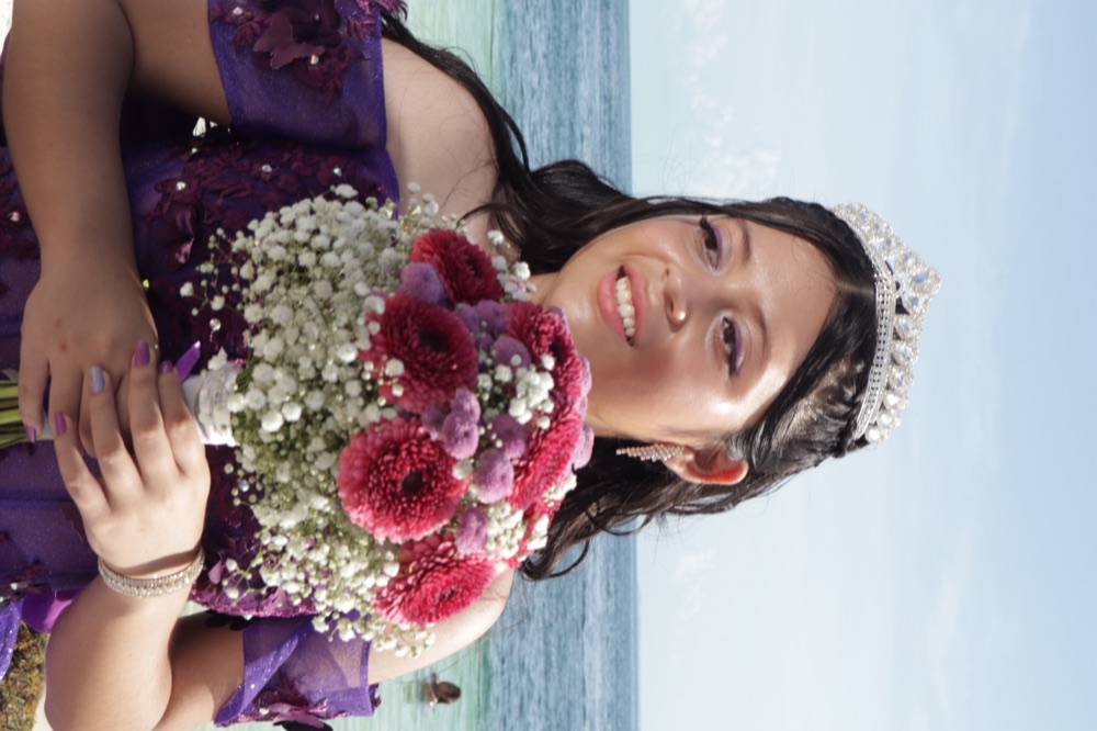 Miriam Yoselin junto al mar